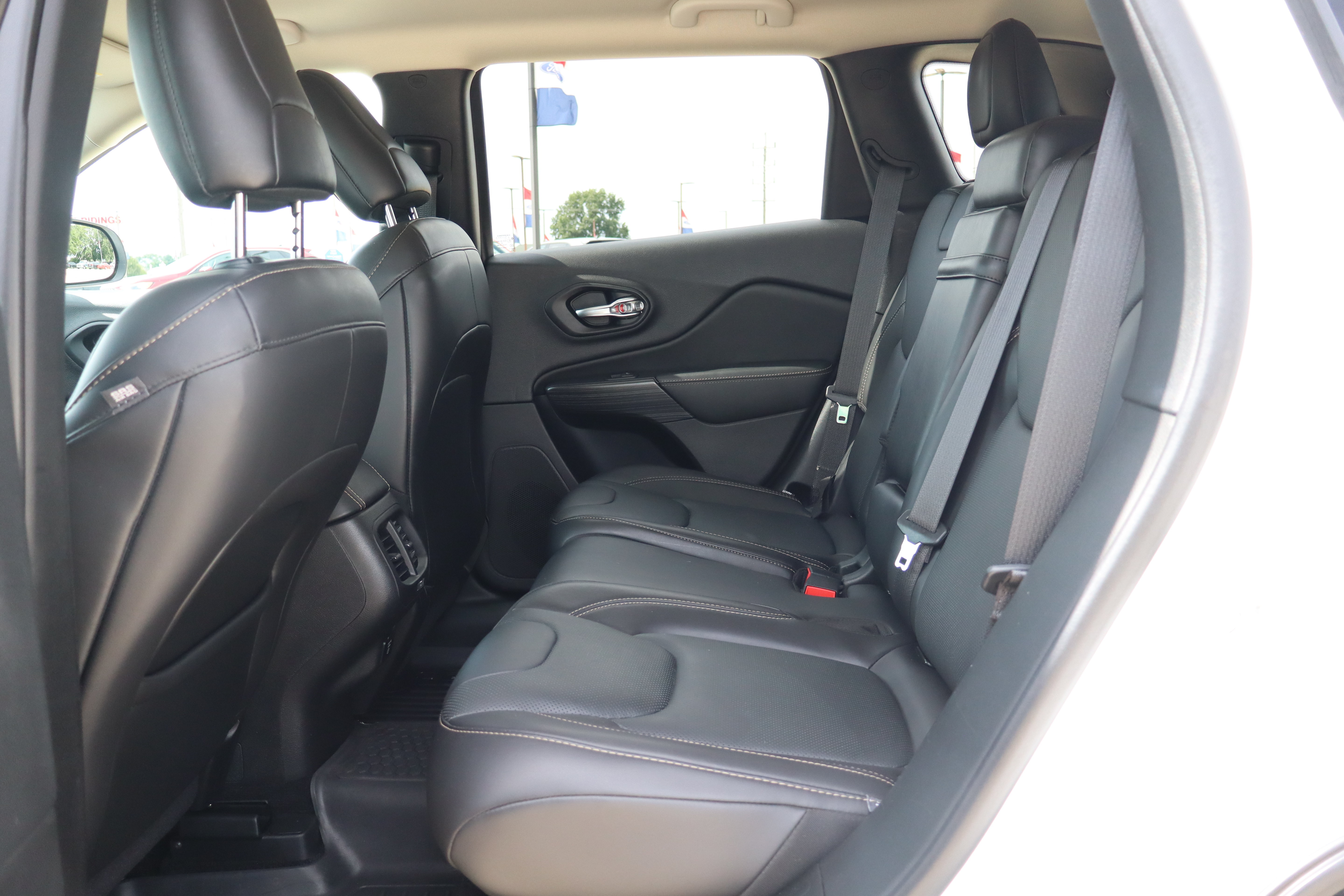 Used 2017 Jeep Cherokee Limited w/ Luxury Group AWD/4WD image 10