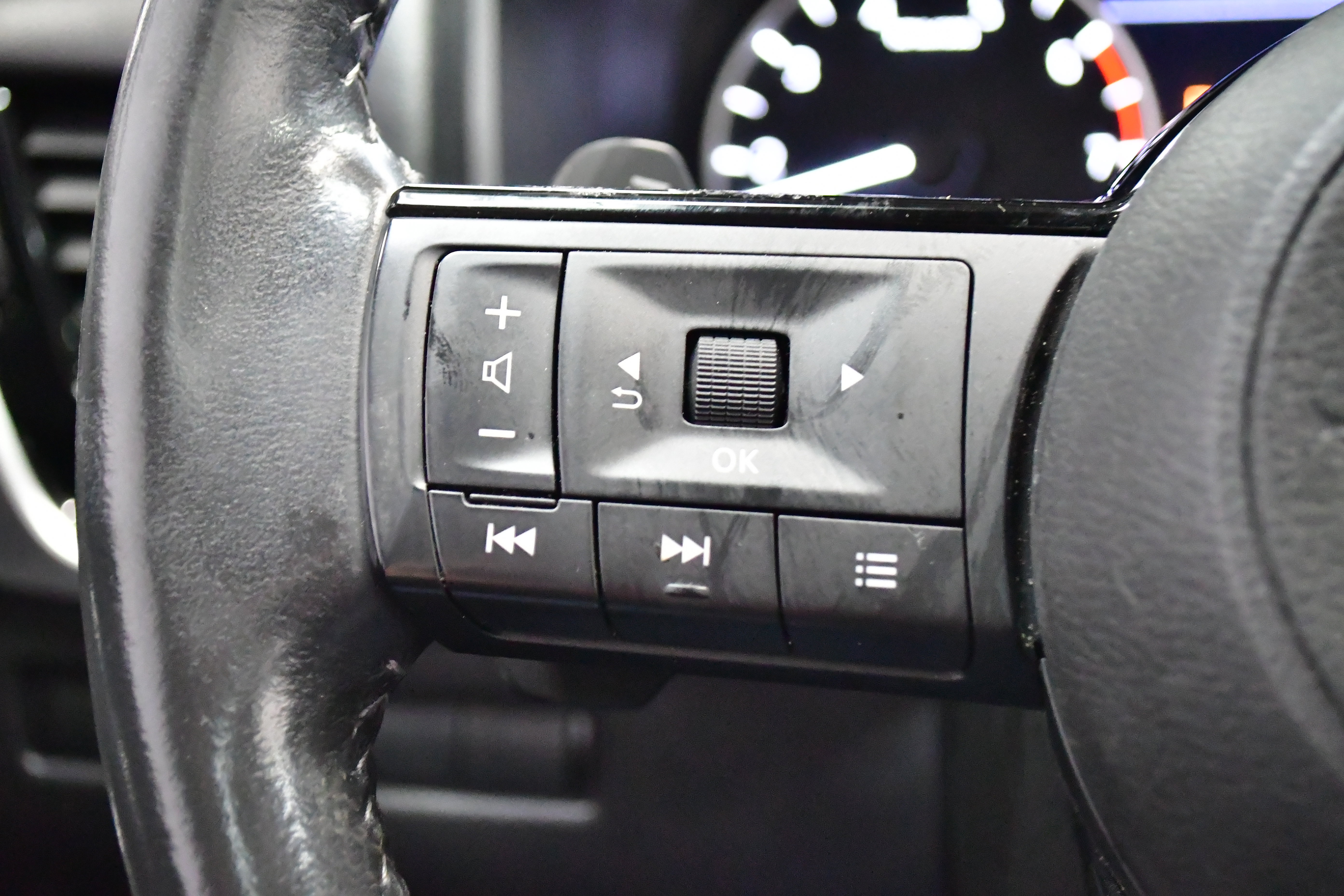 Used 2023 Nissan Rogue SL image 34