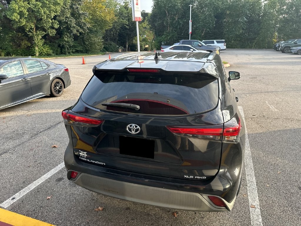 Used 2020 Toyota Highlander XLE AWD/4WD image 4