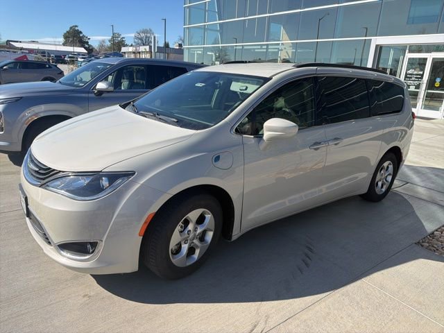 Used 2017 Chrysler Pacifica Premium FWD image 2