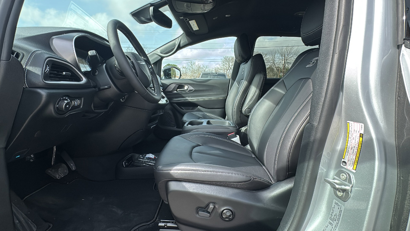 New 2026 Chrysler Pacifica Select w/ S Appearance Package FWD image 9