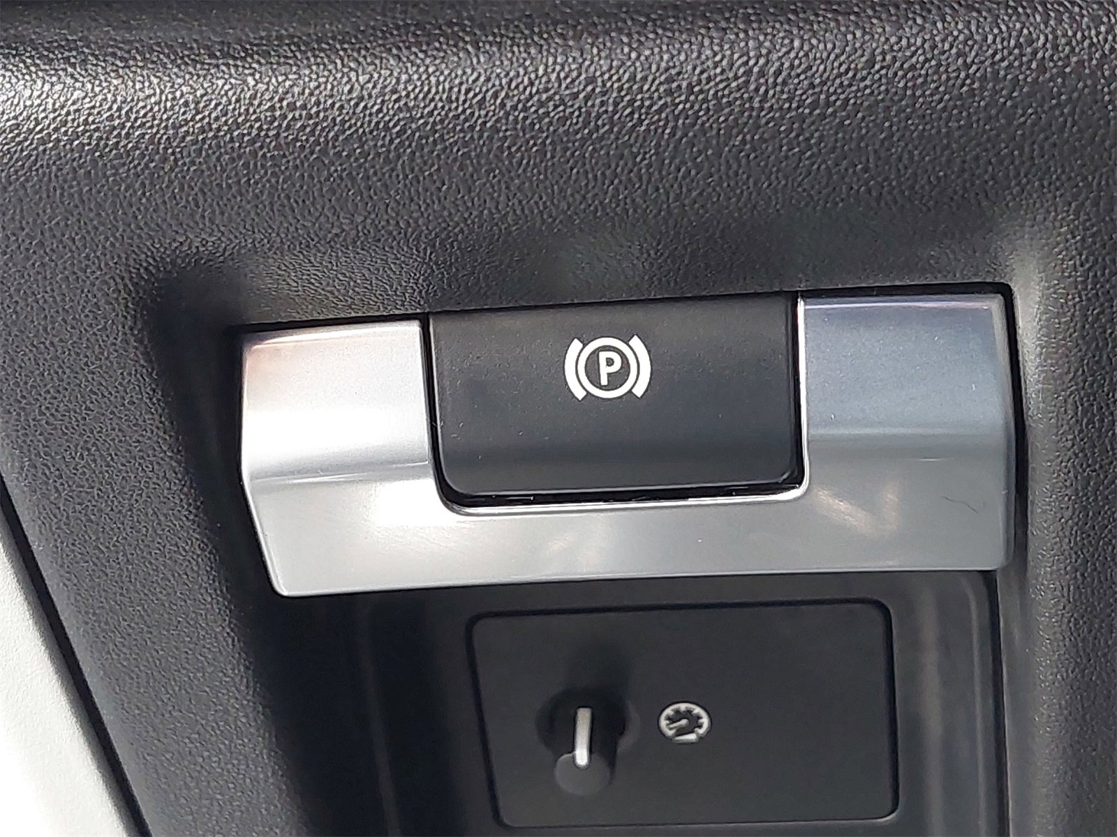 Used 2023 Land Rover Defender 110 X-Dynamic SE image 32