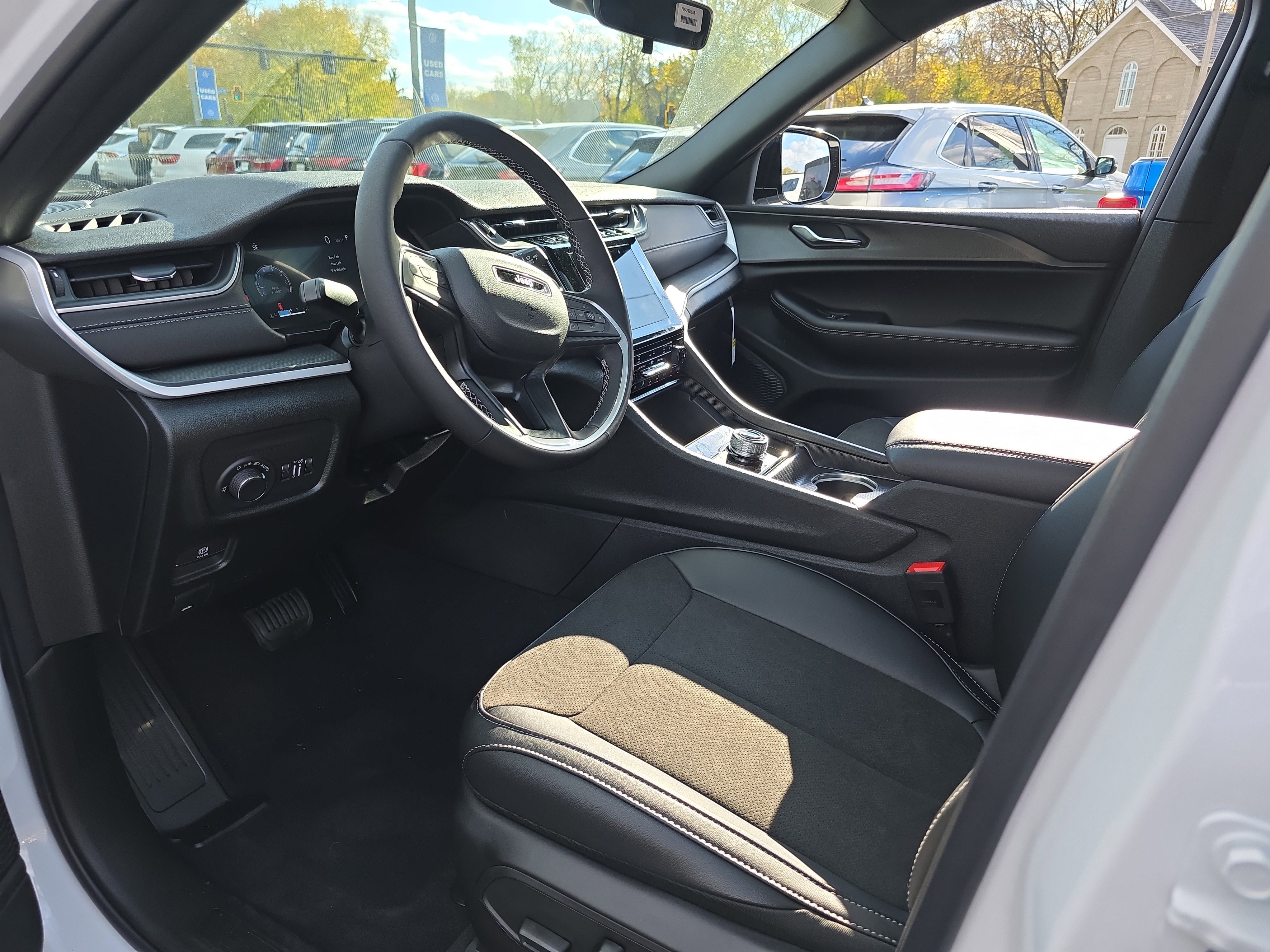 New 2025 Jeep Grand Cherokee L Altitude image 3