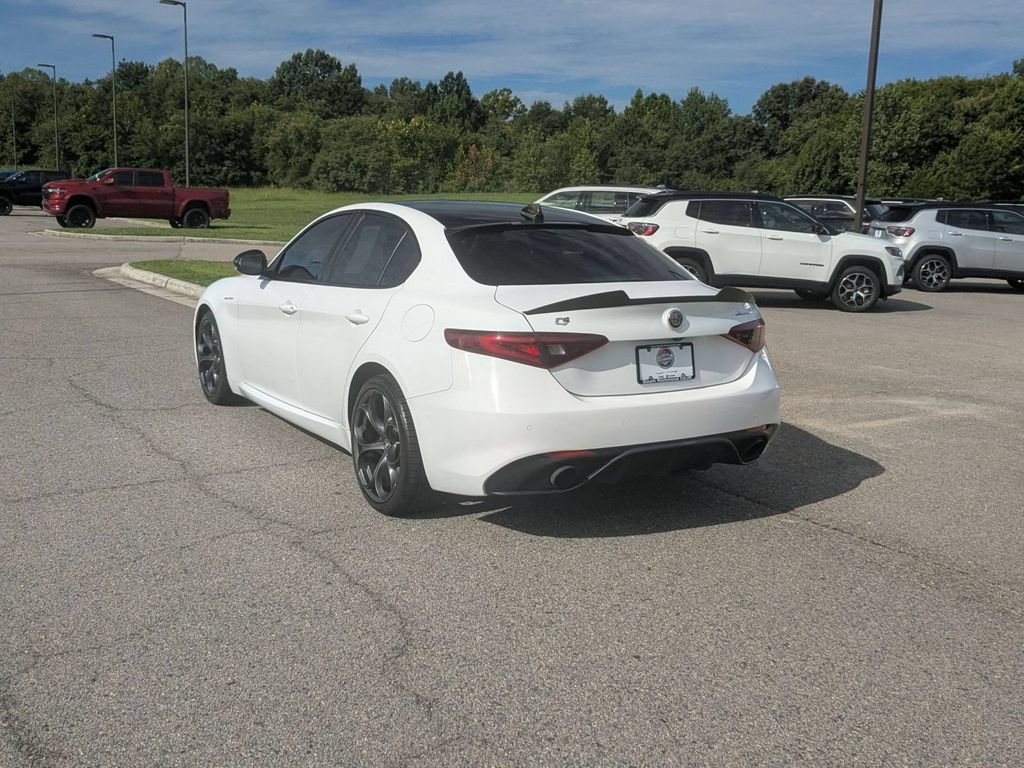Used 2023 Alfa Romeo Giulia Veloce AWD/4WD image 3