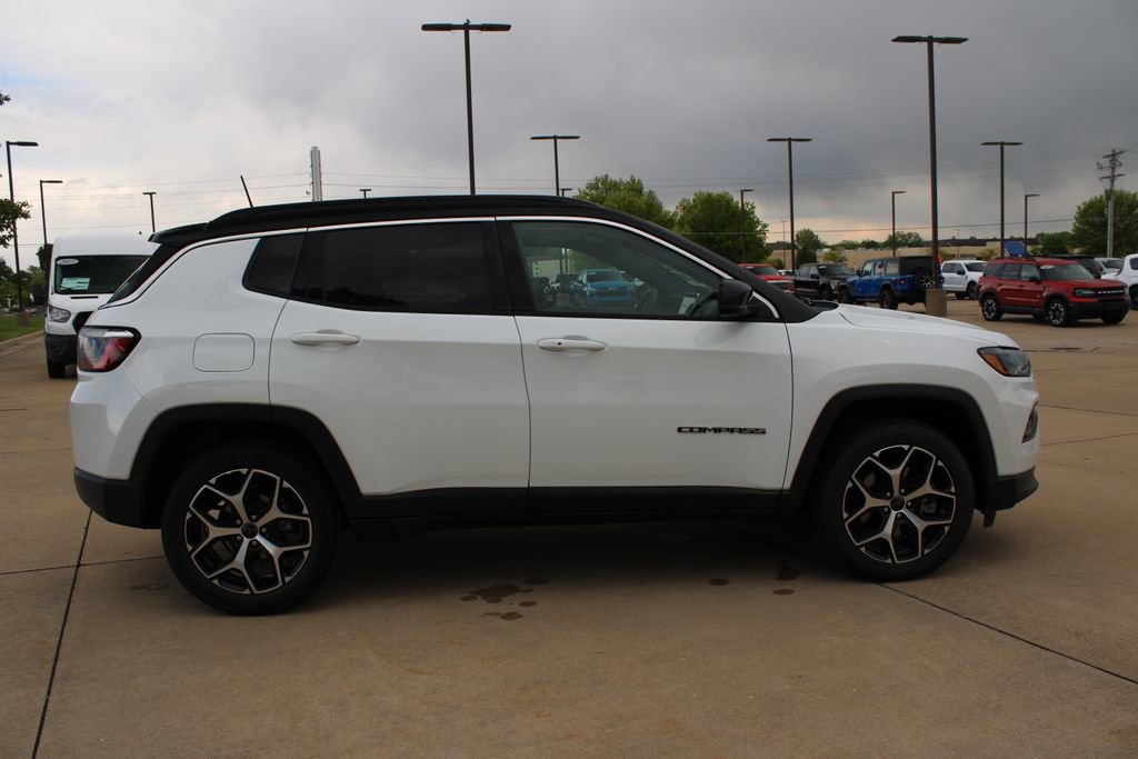 Used 2025 Jeep Compass Limited AWD/4WD image 4