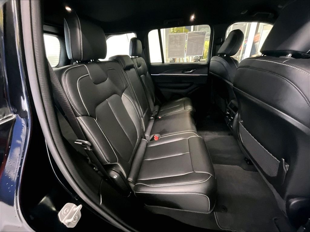 Used 2024 Jeep Grand Cherokee Limited AWD/4WD image 16