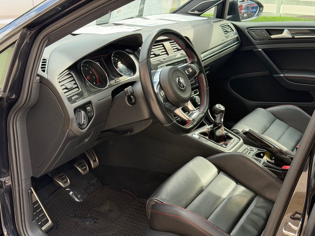 Used 2017 Volkswagen GTI SE FWD image 16