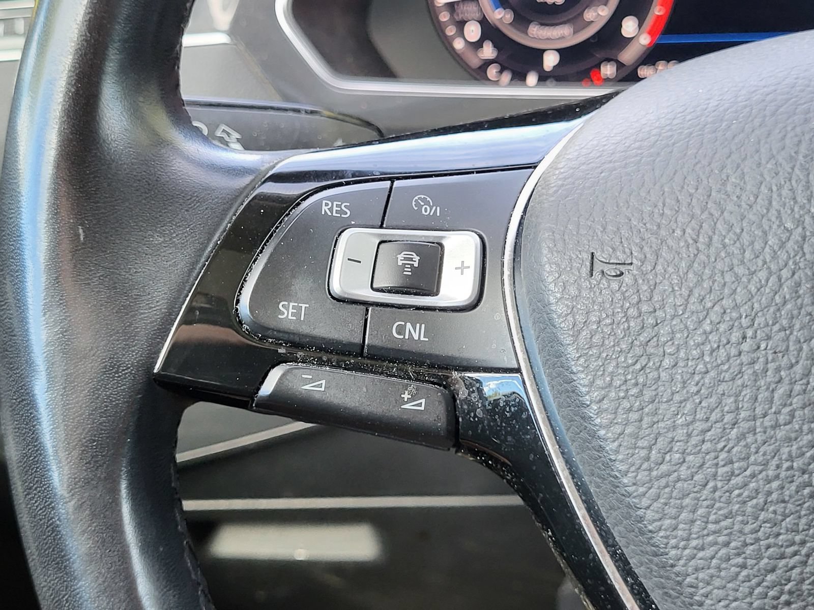 Used 2018 Volkswagen Tiguan SEL Premium AWD/4WD image 19