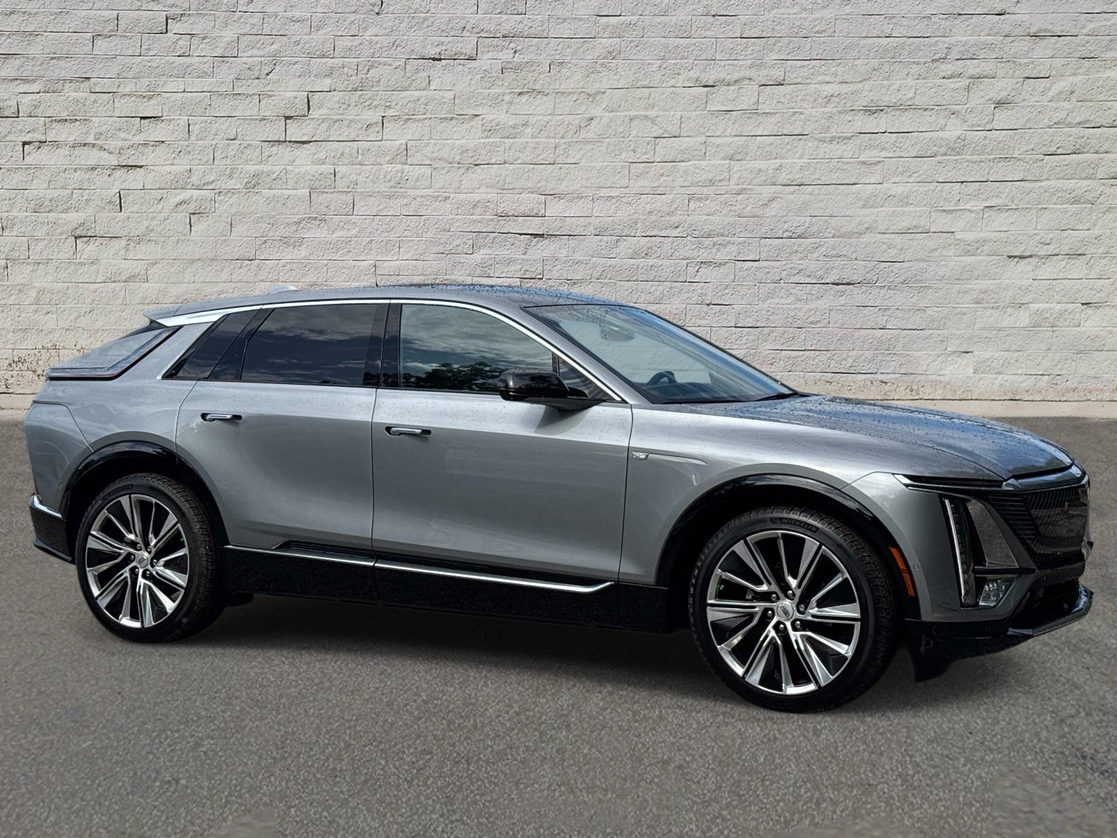 Used 2025 Cadillac Lyriq Luxury w/ LPO, Floor Liner Package AWD/4WD image 6