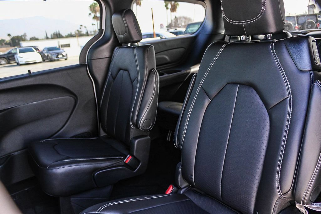 New 2027 Chrysler Pacifica Select FWD image 19
