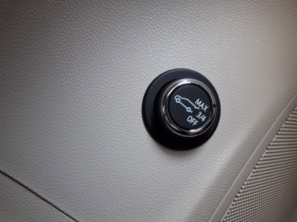 Used 2023 Buick Envision Avenir AWD/4WD image 21
