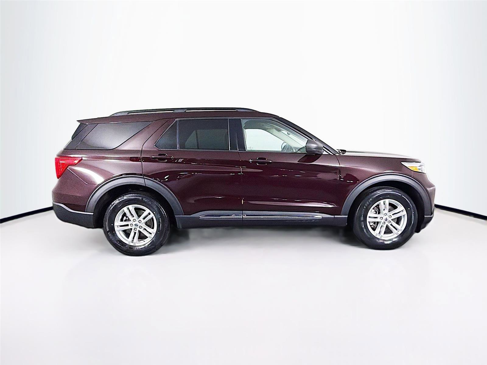 Used 2022 Ford Explorer XLT w/ Equipment Group 202A image 8
