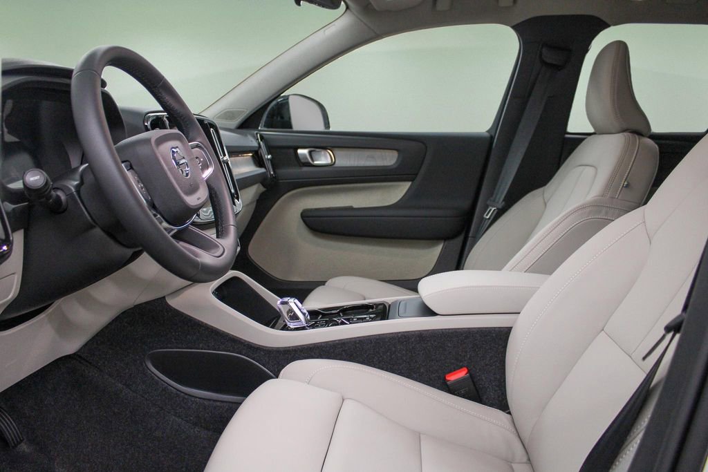 New 2026 Volvo XC40 B4 Plus w/ Protection Package Premier FWD image 23