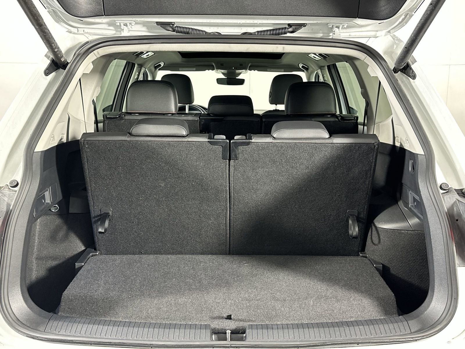 Used 2024 Volkswagen Tiguan Wolfsburg Edition image 29