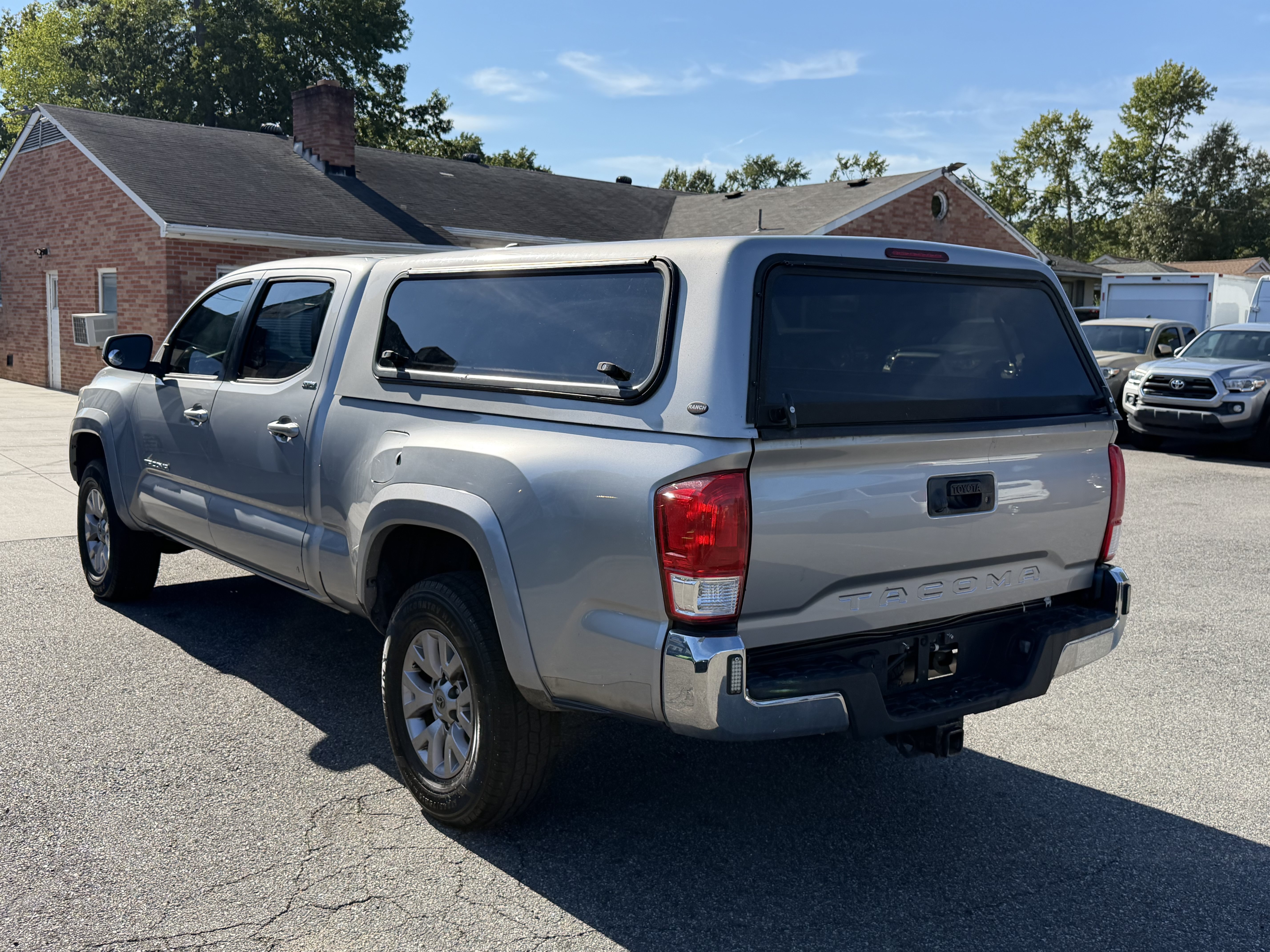 Used 2017 Toyota Tacoma SR5 w/ Tow Package AWD/4WD image 8