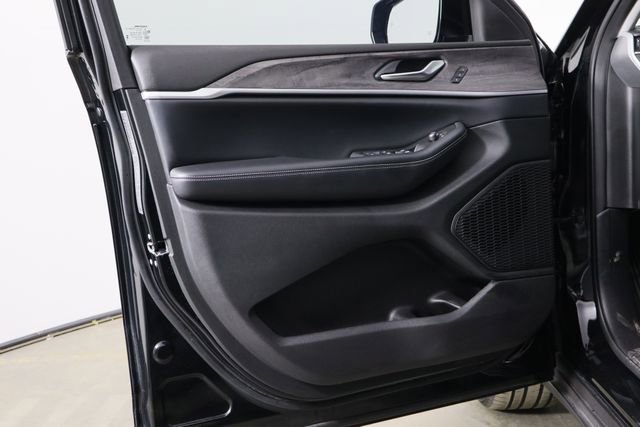 Used 2023 Jeep Grand Cherokee Limited w/ Black Appearance Package image 19