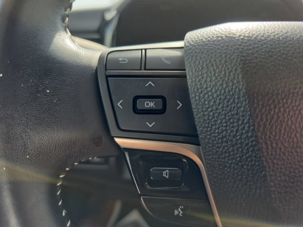Used 2025 Toyota Camry SE FWD image 19
