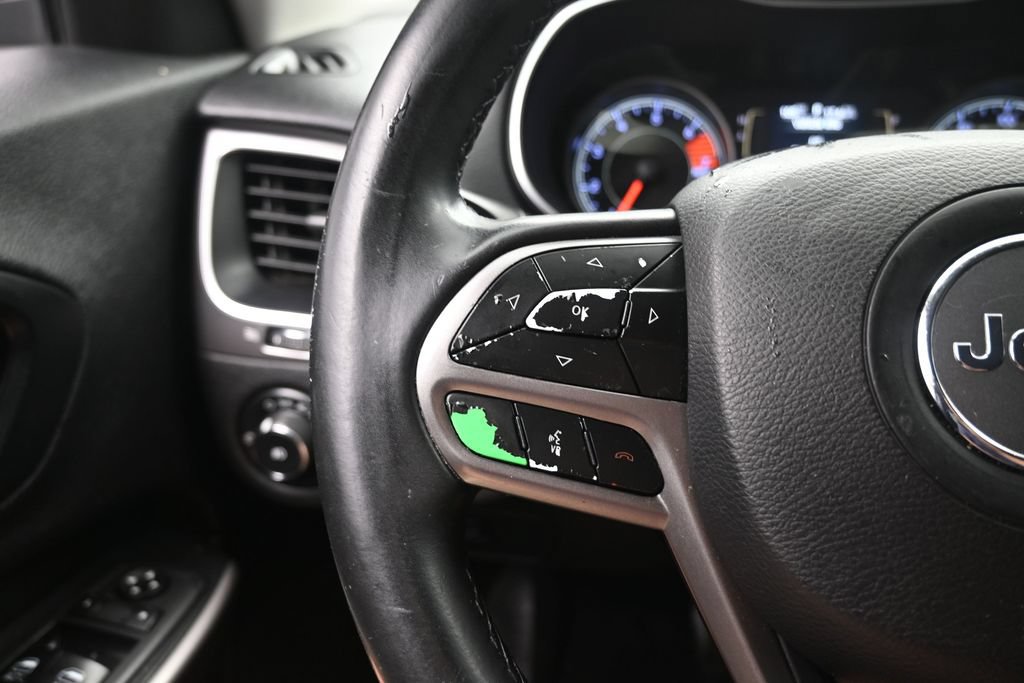 Used 2019 Jeep Cherokee Latitude Plus w/ Comfort/Convenience Group FWD image 14