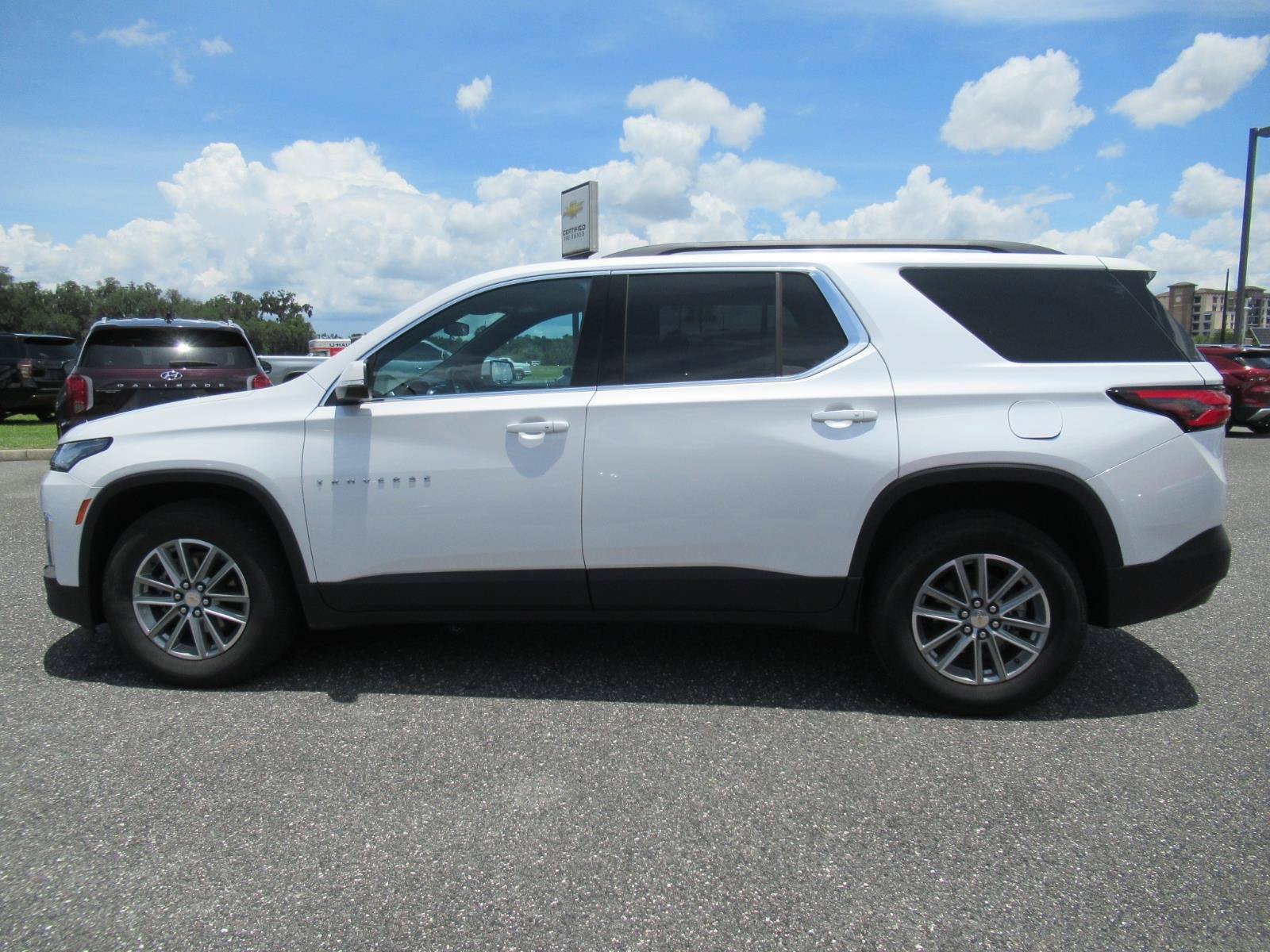 Used 2023 Chevrolet Traverse LT FWD image 4