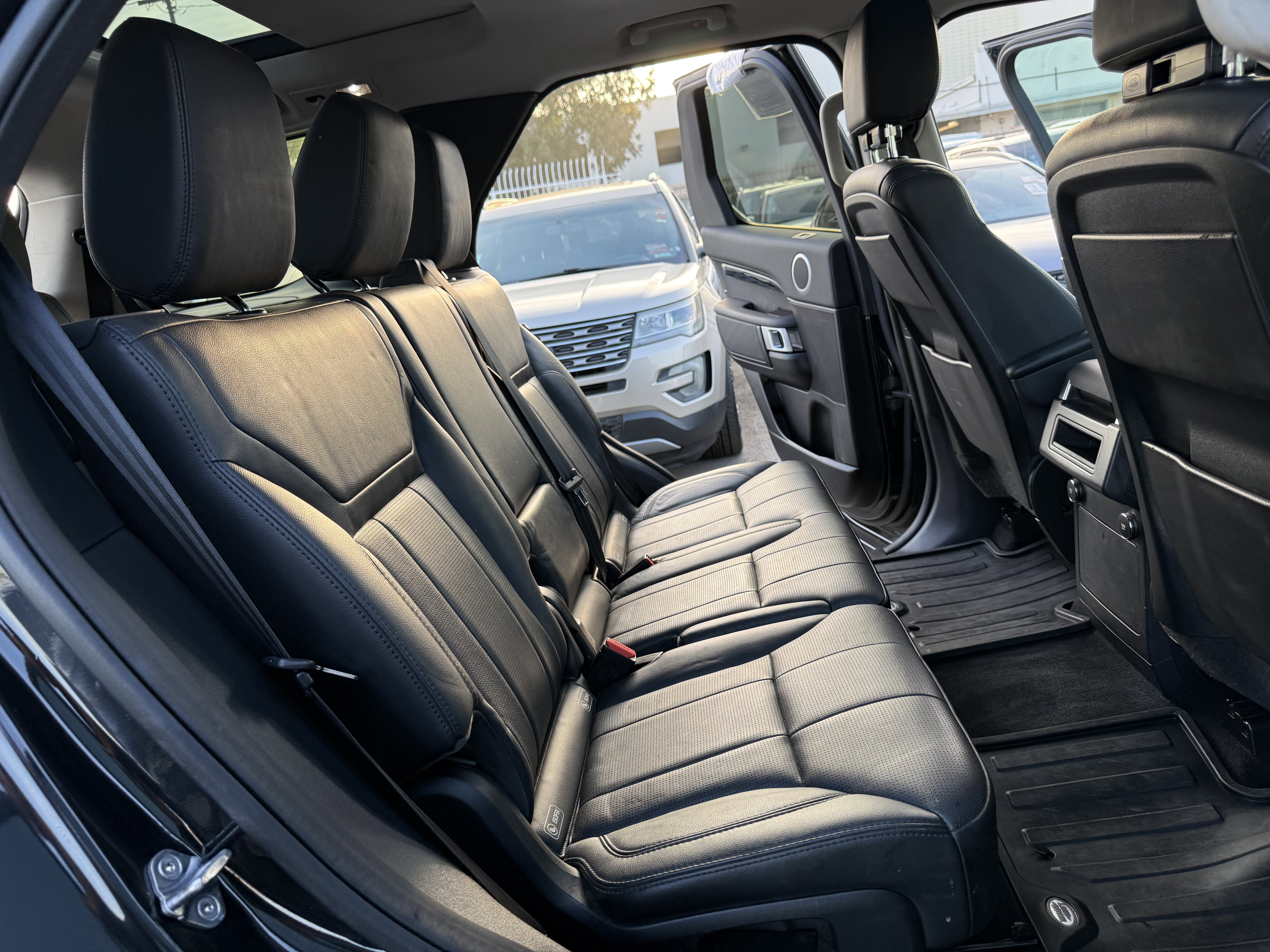 Used 2018 Land Rover Discovery SE image 22