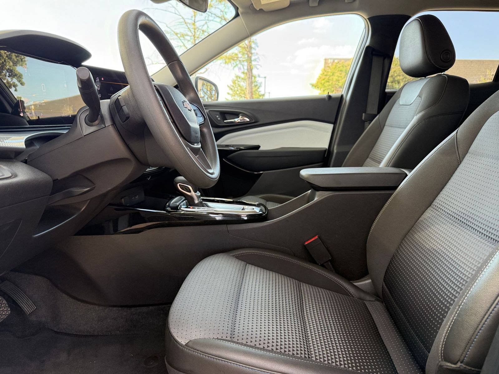 Used 2025 Chevrolet Trax LT FWD image 27