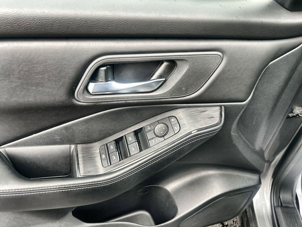 Used 2024 Nissan Rogue SV image 19