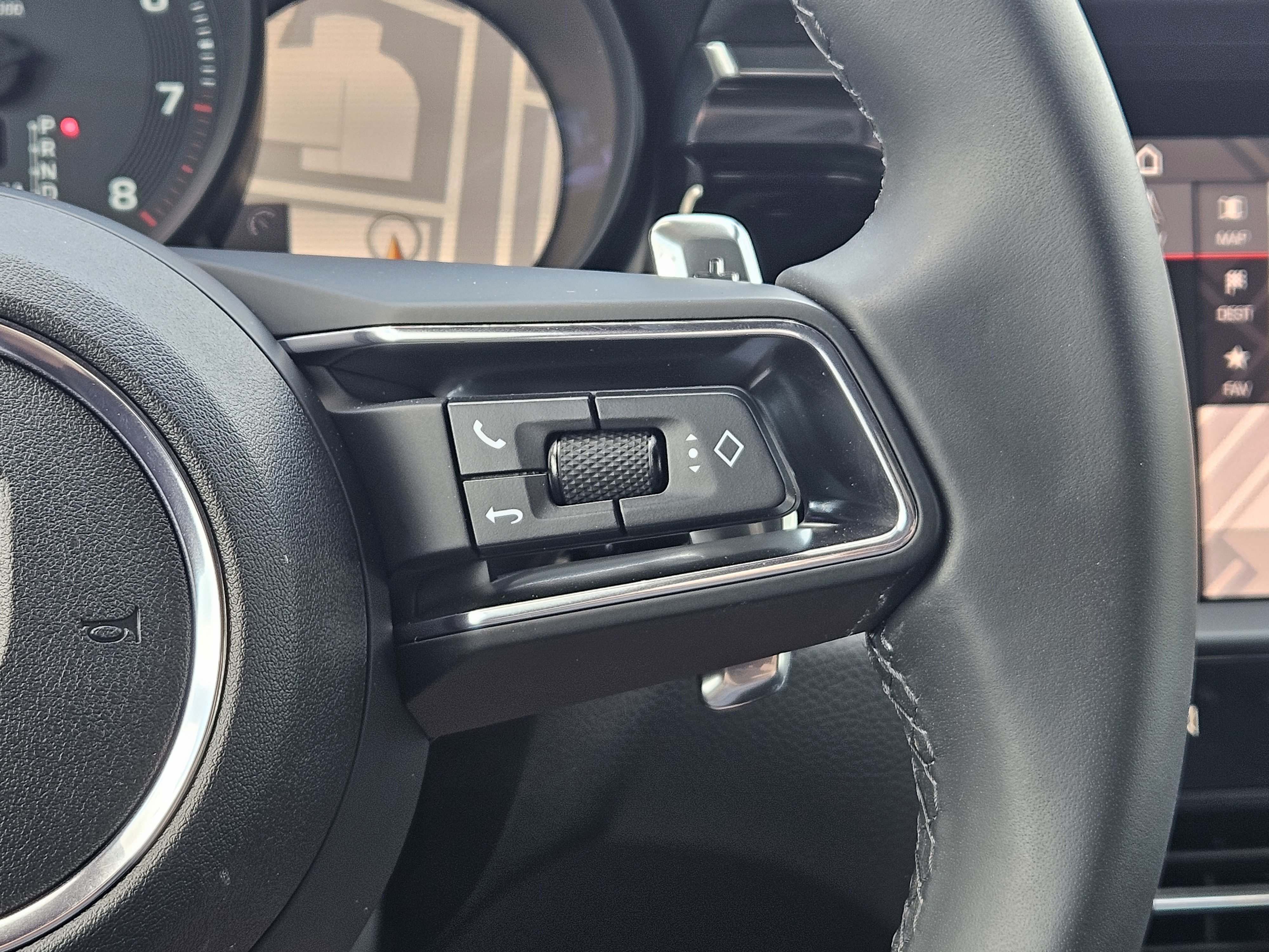 Certified 2025 Porsche Macan AWD/4WD image 27