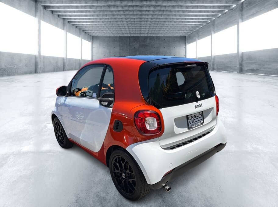 Used 2016 smart fortwo pure RWD image 3