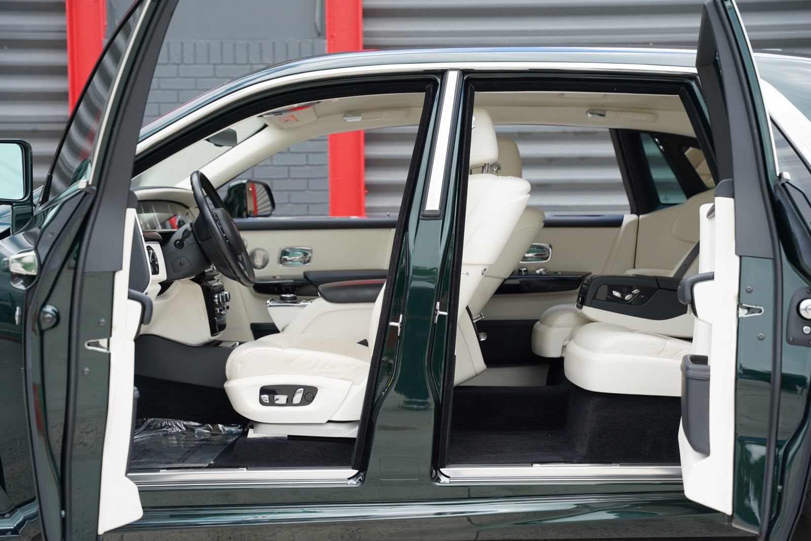 Used 2022 Rolls-Royce Phantom Sedan RWD image 17