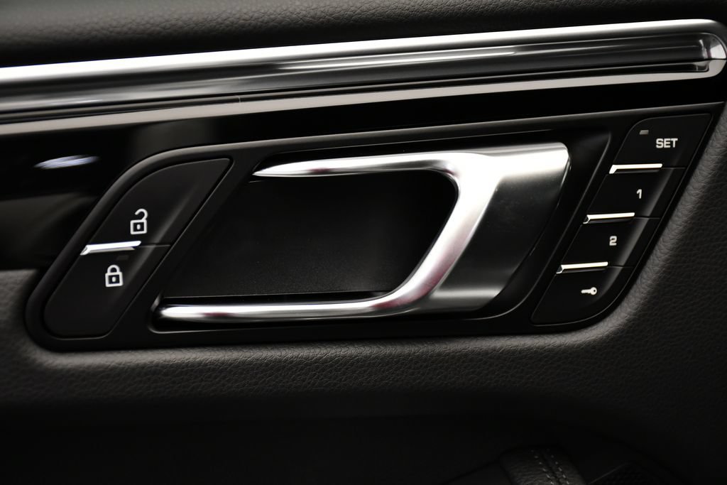 Certified 2026 Porsche Macan Turbo AWD/4WD image 36