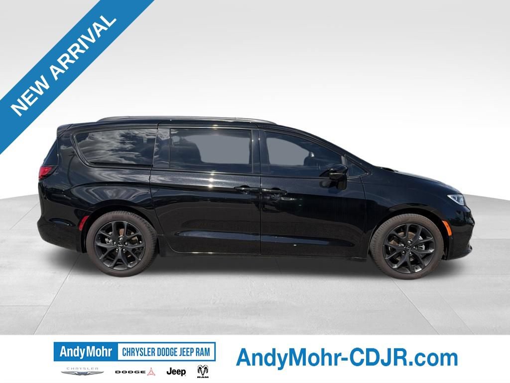 Used 2024 Chrysler Pacifica Touring-L w/ Uconnect Theater Family Group FWD image 7