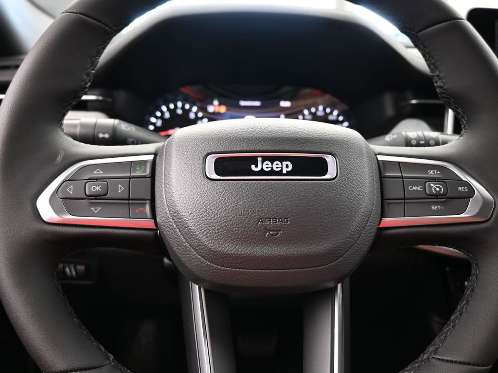 Used 2025 Jeep Compass Latitude image 25