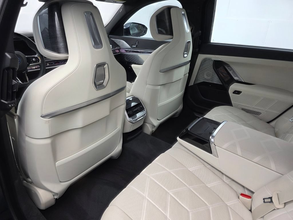 Used 2023 BMW i7 xDrive60 w/ Parking Assistance Package AWD/4WD image 15