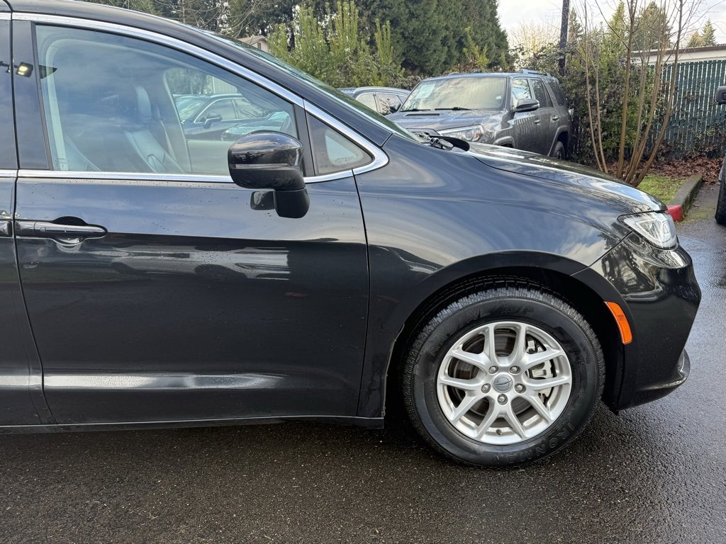 Used 2023 Chrysler Pacifica Touring-L image 17