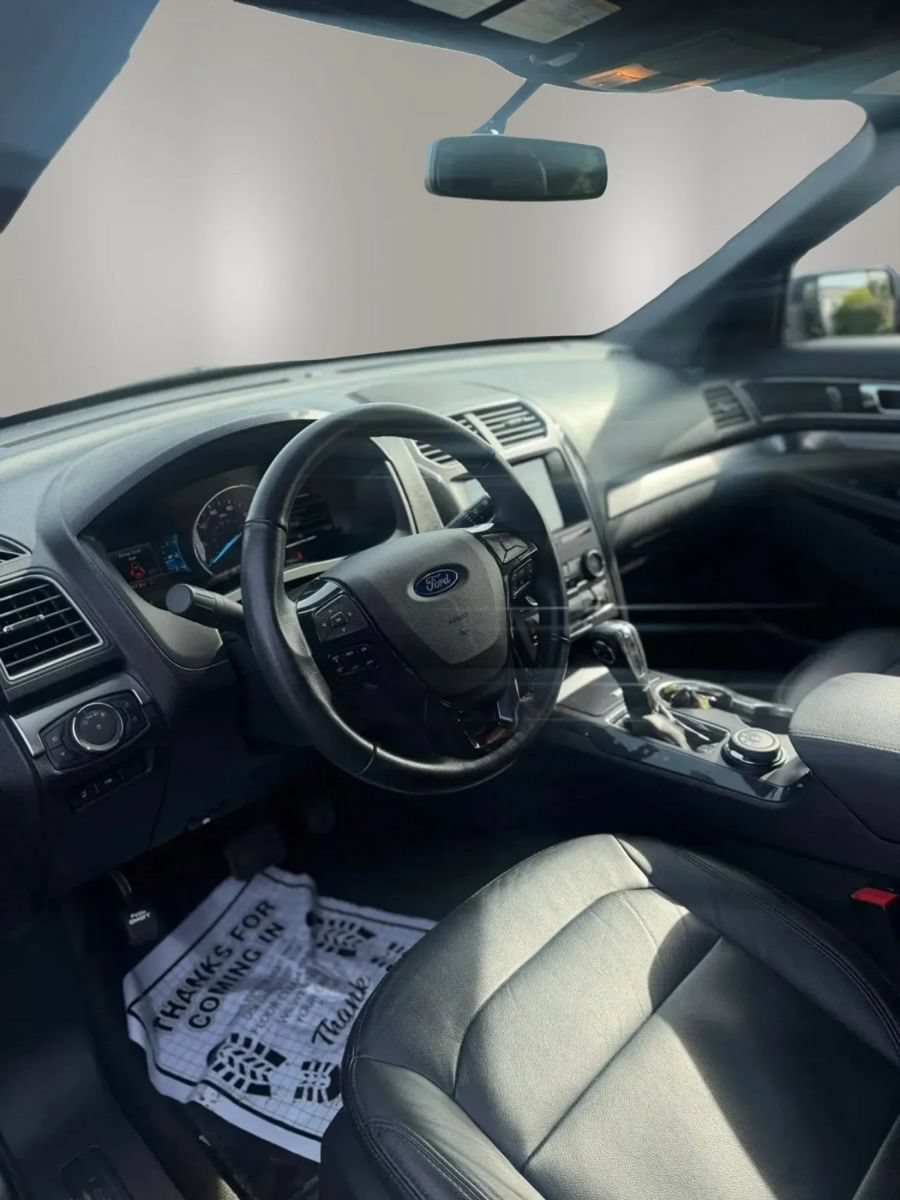 Used 2018 Ford Explorer XLT w/ Equipment Group 202A AWD/4WD image 9