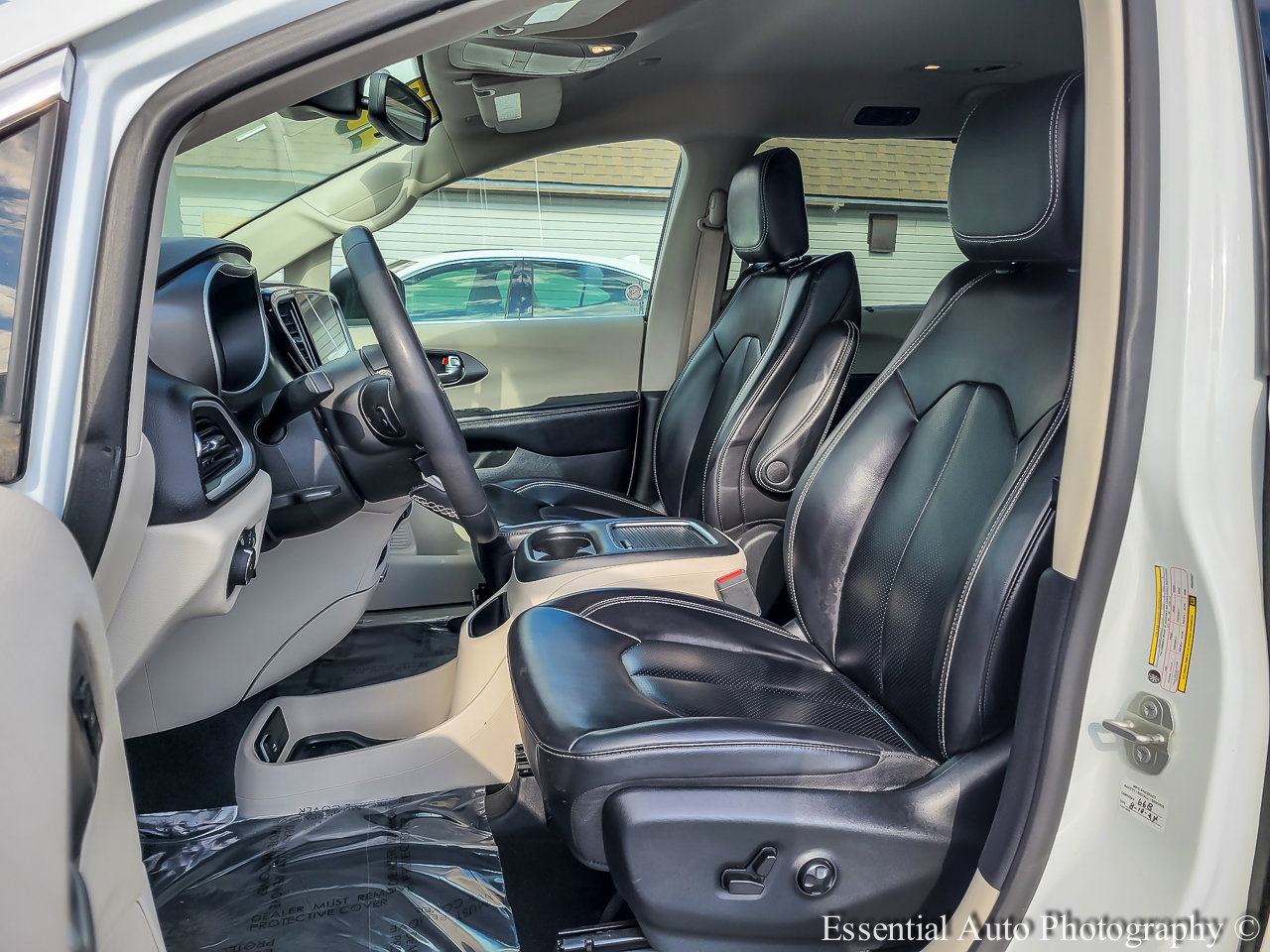 Used 2023 Chrysler Pacifica Touring-L FWD image 7