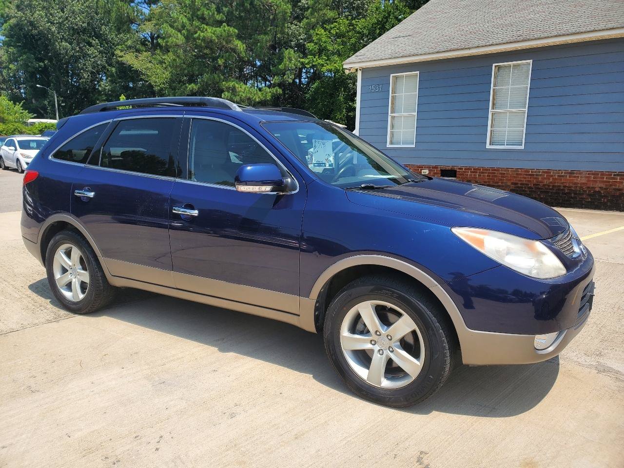 Used 2010 Hyundai Veracruz Limited w/ Navigation Pkg 3 FWD image 3