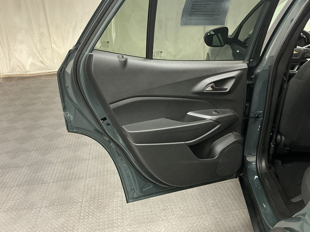 Used 2025 Chevrolet Trax LS w/ LS Convenience Package FWD image 24