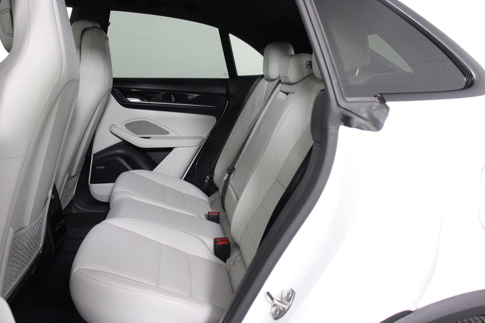 Certified 2024 Porsche Macan 4 Electric image 31