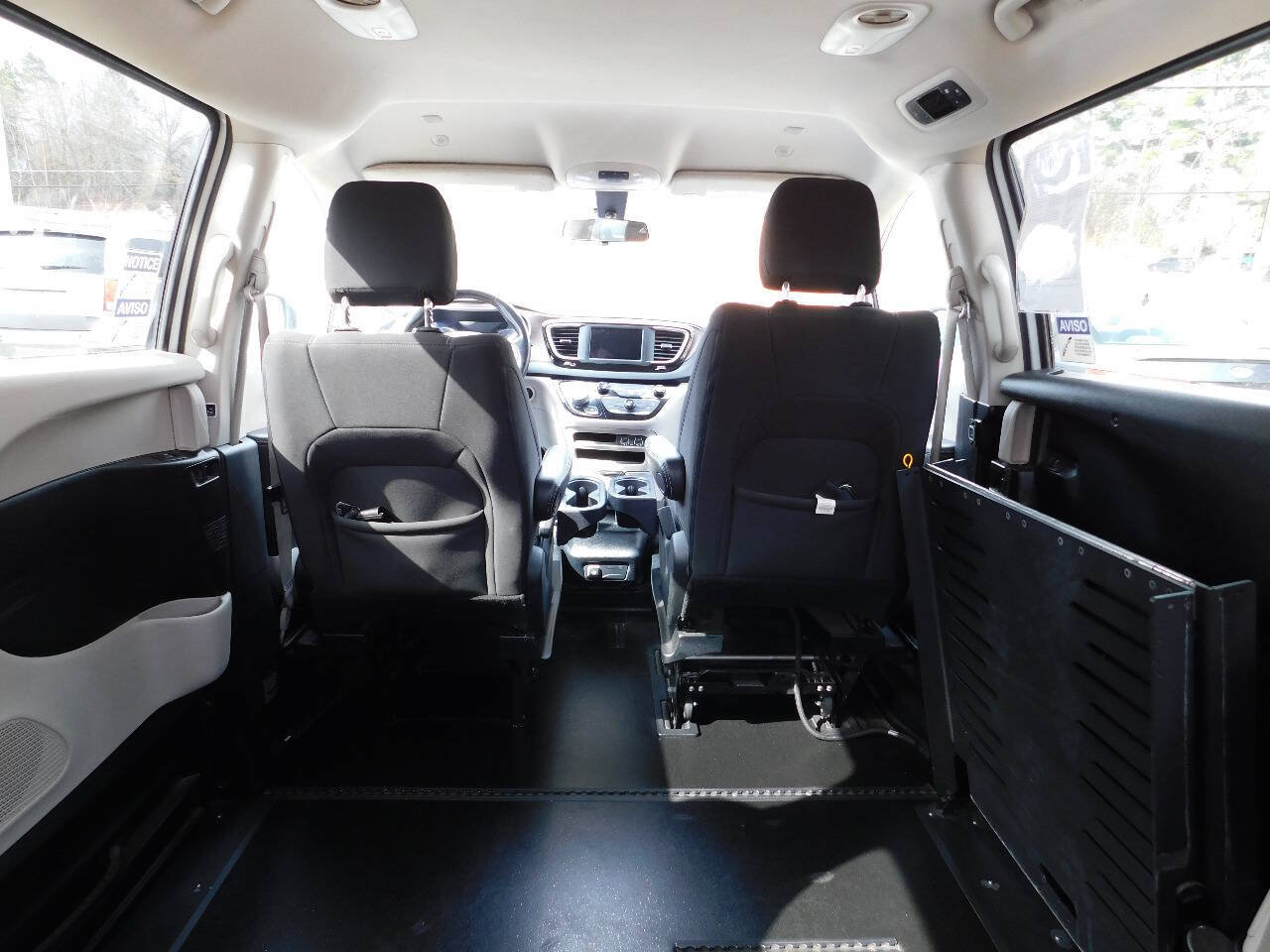 Used 2022 Chrysler Voyager LX image 23