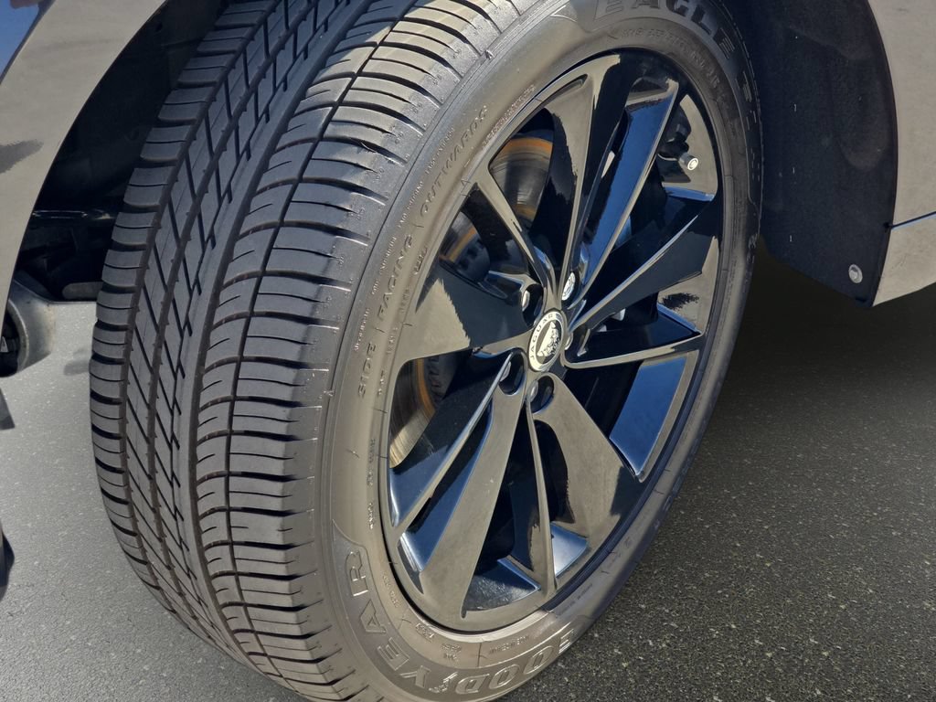 Certified 2025 Jaguar F-PACE R-Dynamic S AWD/4WD image 33