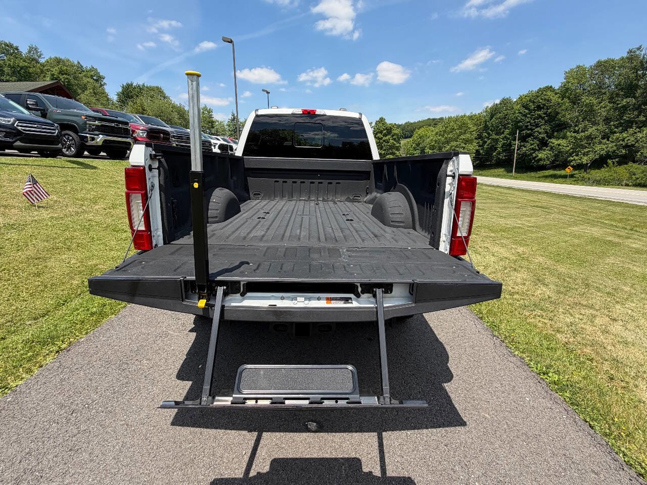 Used 2020 Ford F350 Limited AWD/4WD image 9