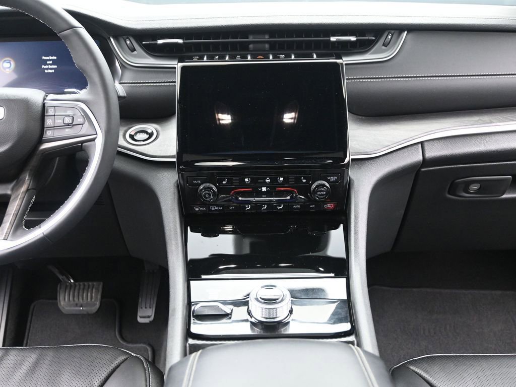 Used 2024 Jeep Grand Cherokee Limited w/ Luxury Tech Group II image 25