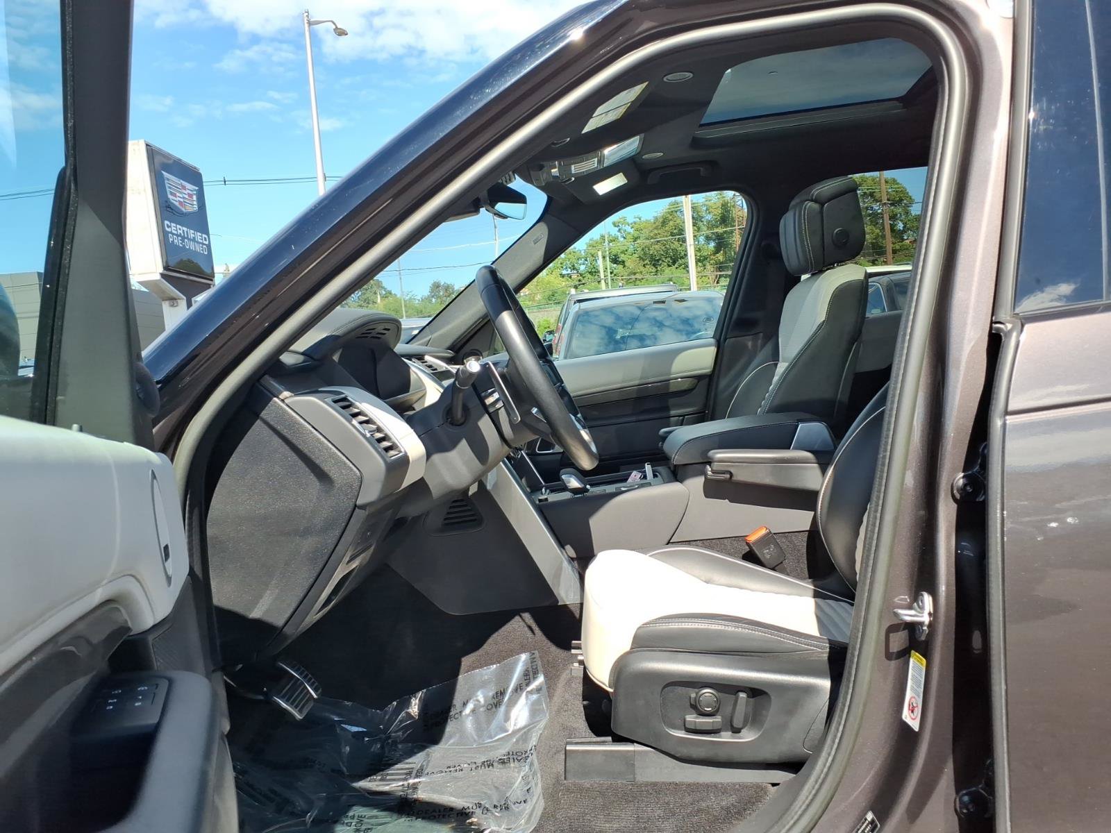 Used 2023 Land Rover Discovery Metropolitan Edition AWD/4WD image 22