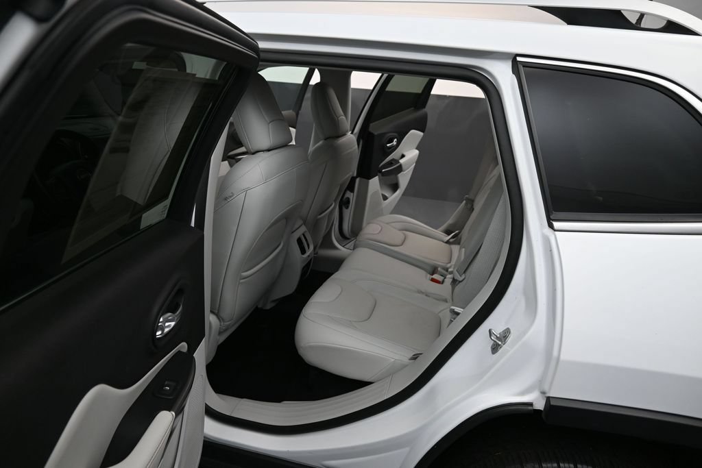 Used 2020 Jeep Cherokee Limited w/ Technology Group FWD image 10
