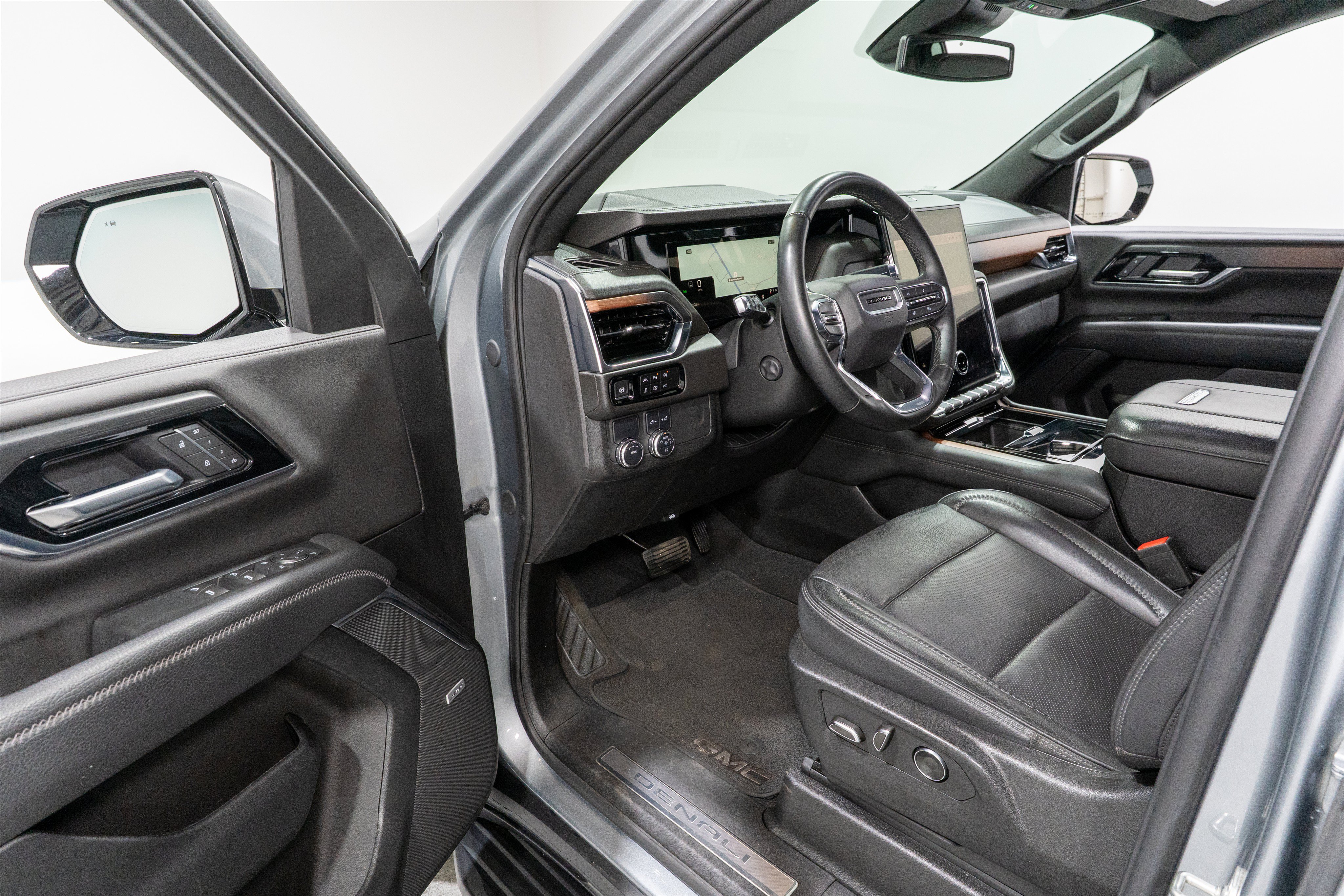 Used 2025 GMC Yukon XL Denali RWD image 12