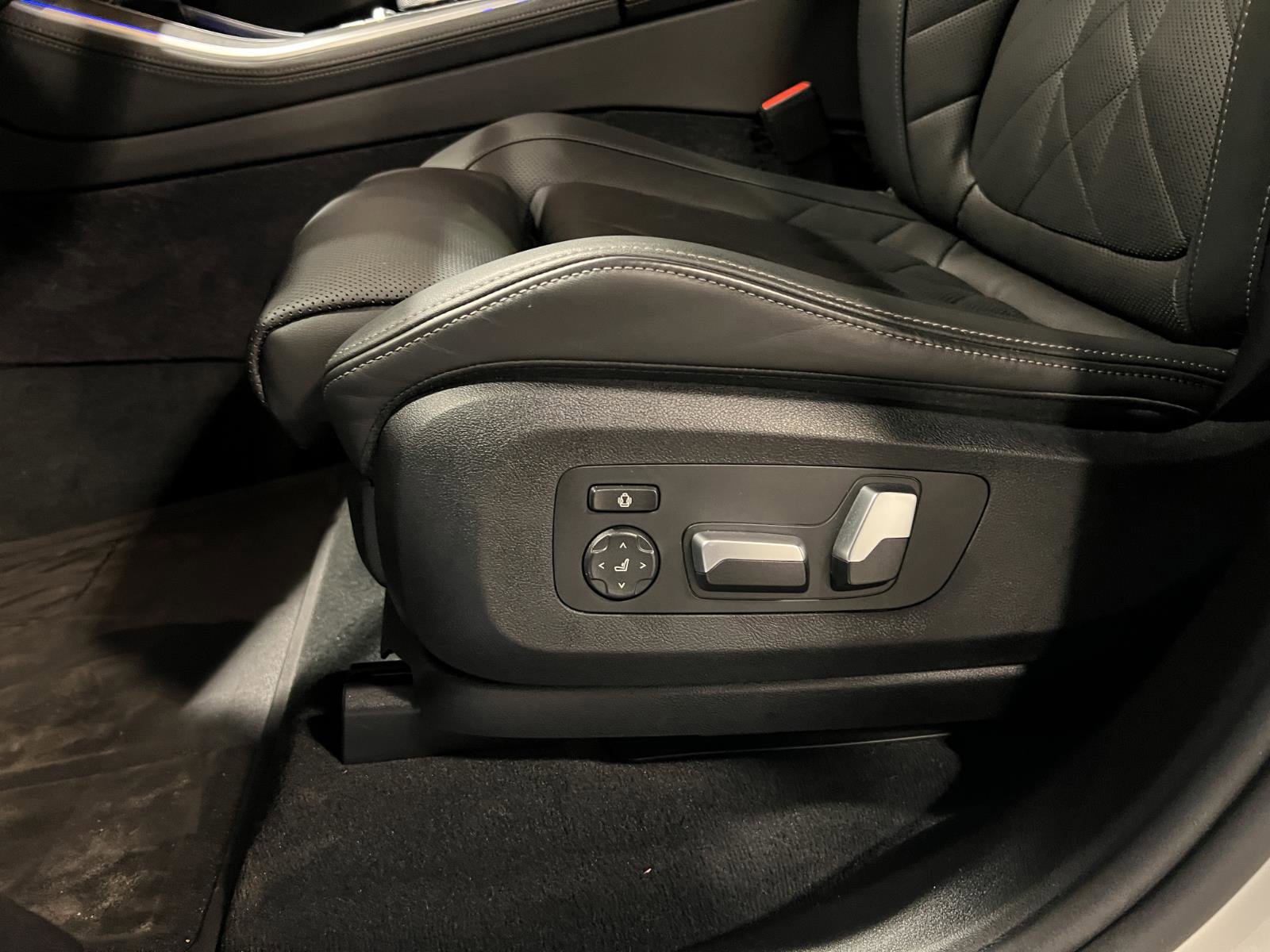 Used 2025 BMW X5 xDrive50e w/ M Sport Package image 25