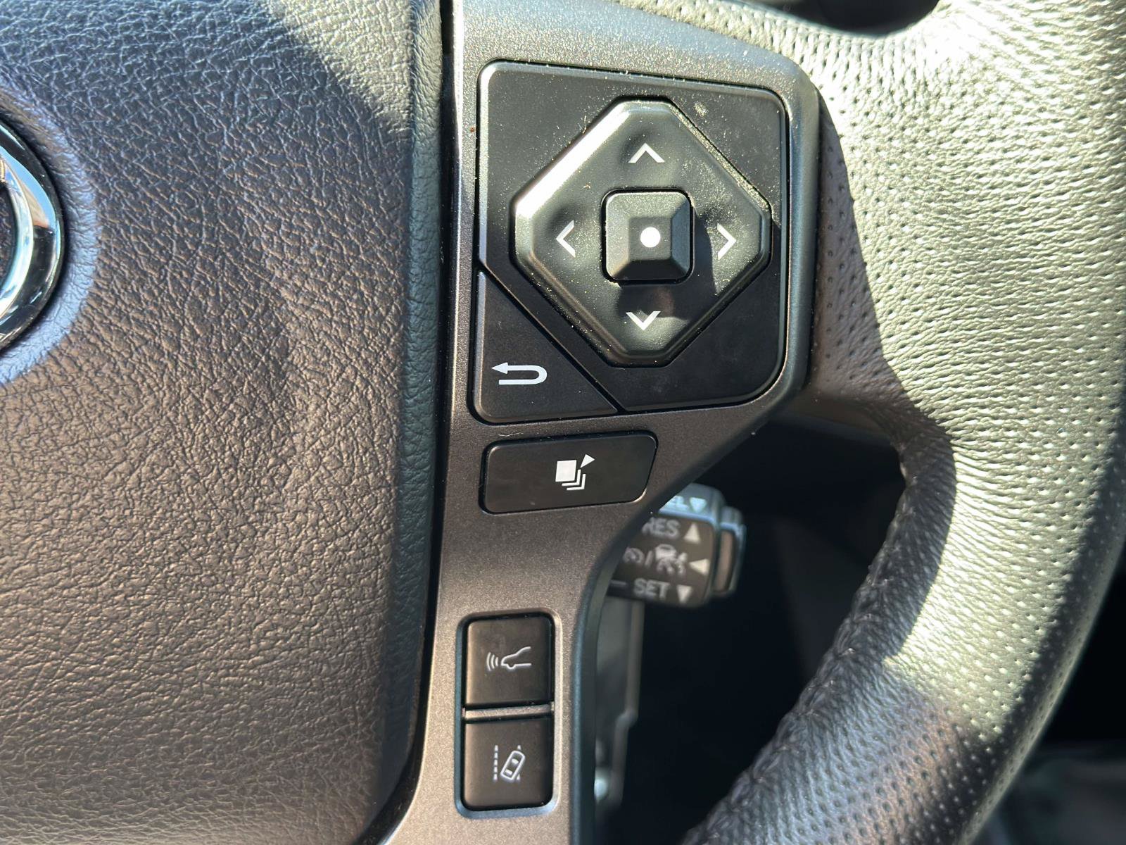 Used 2022 Toyota Tacoma TRD Off-Road w/ TRD Premium Off Road Package AWD/4WD image 18