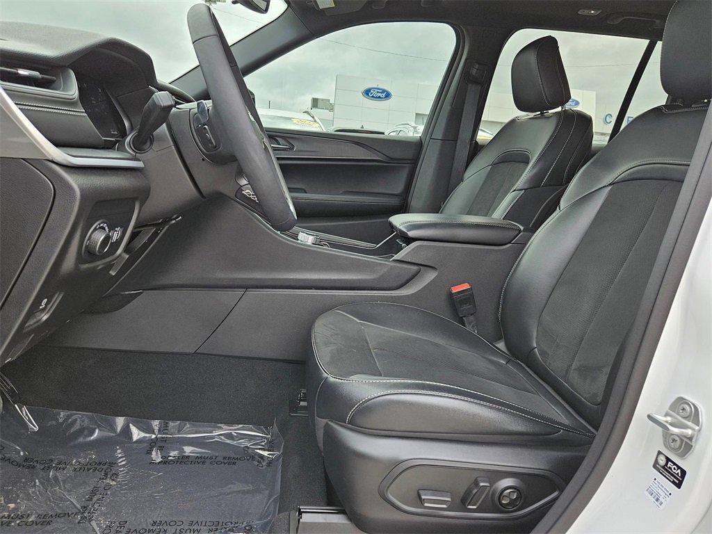 Used 2024 Jeep Grand Cherokee Altitude image 10