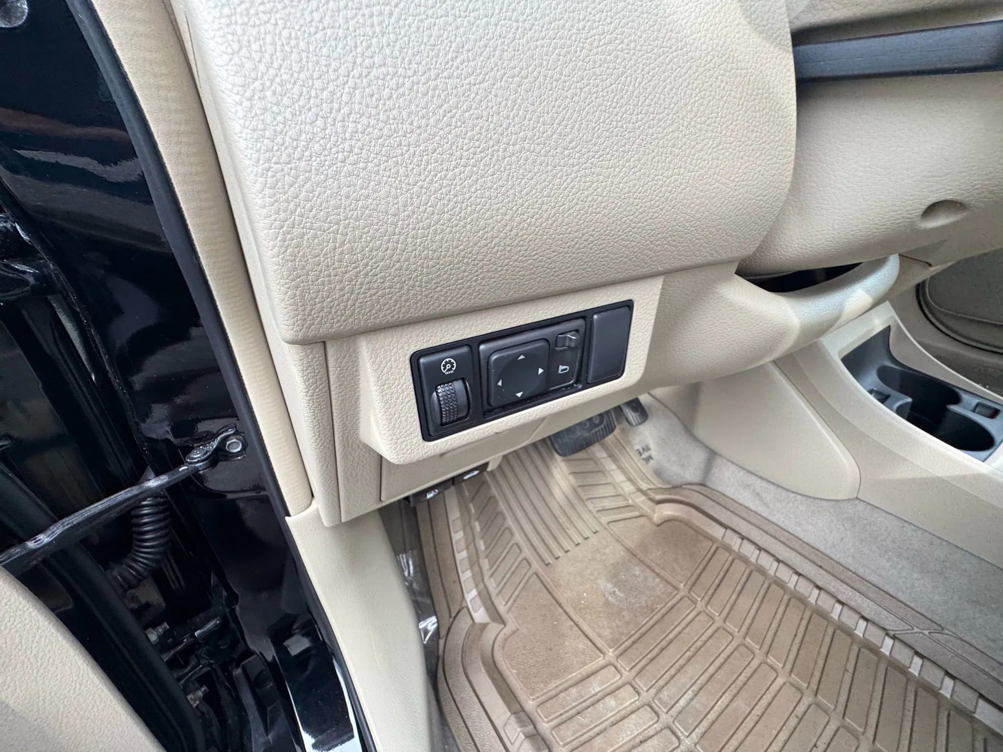 Used 2009 Nissan Versa SL w/ Convenience Pkg image 30